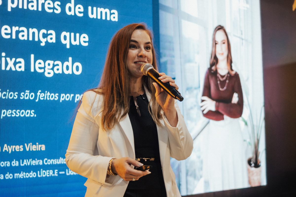 Luana Ayres Vieira durante palestra